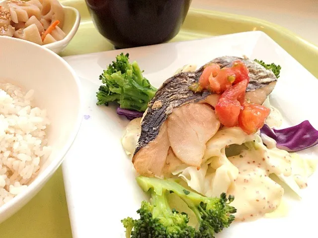 今日の社食は白身魚のマスタードソース。530円。先週は肉ばっかりだったので社食は魚メインに。|ルーア・ブランカさん