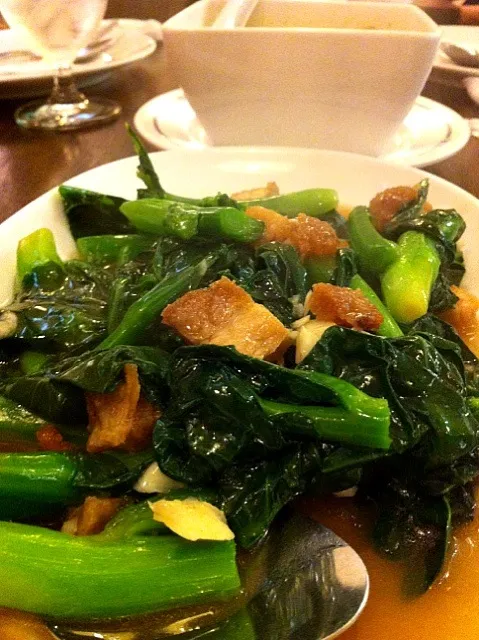 kale with crispy pork|Pim Patanasuthikulさん