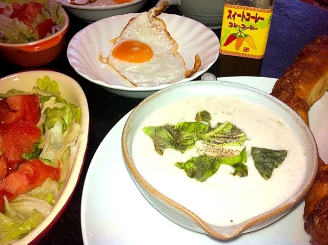 Snapdishの料理写真:キャンベルスープとパンと野菜|コーレータパコちゃんさん