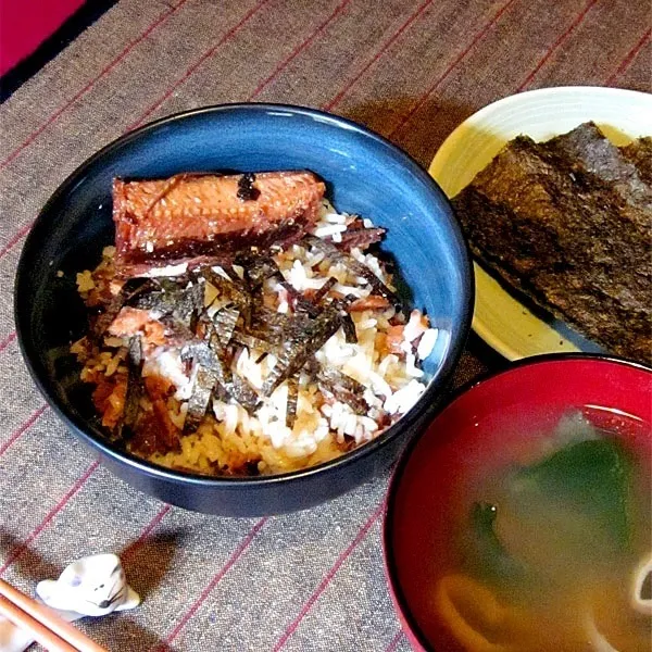 Snapdishの料理写真:秋刀魚の煮付けまぶし丼|Keiさん