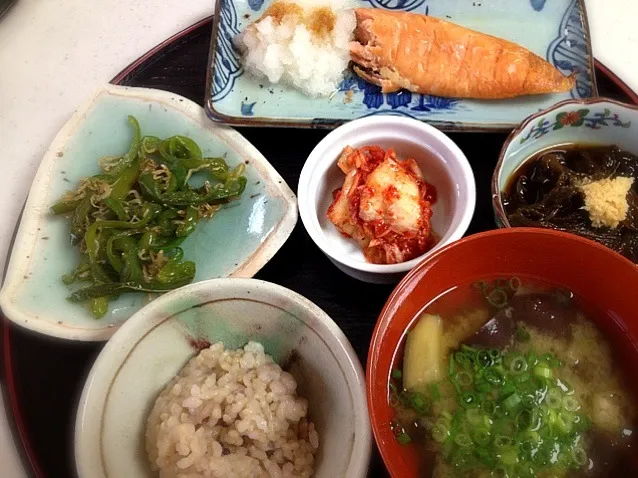 塩鮭の大根おろし添え、もずく酢、ピーマンとじゃこの炒め物、なすとオクラのお味噌汁、玄米ごはん|Tomokoさん