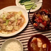 Snapdishの料理写真:チキンとキャベツの塩炒め、ナスとトマトと玉ねぎの甘酢漬け、きゅうりとオクラ、お豆腐と玉ねぎのお味噌汁♡あっちー。|hanakohaさん