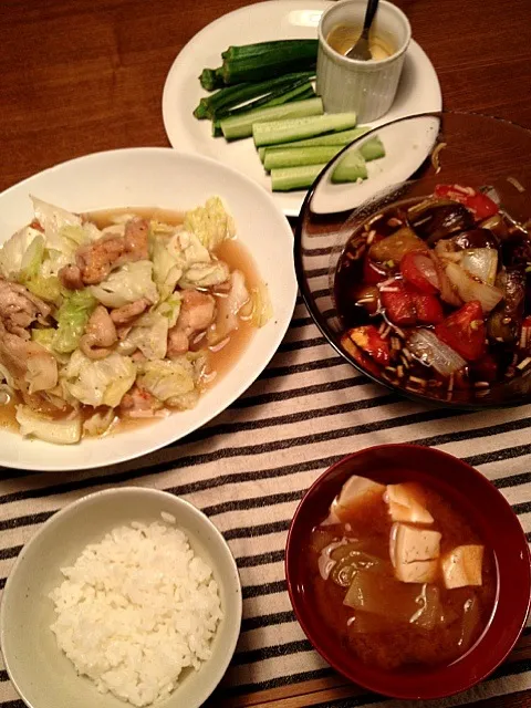 チキンとキャベツの塩炒め、ナスとトマトと玉ねぎの甘酢漬け、きゅうりとオクラ、お豆腐と玉ねぎのお味噌汁♡あっちー。|hanakohaさん