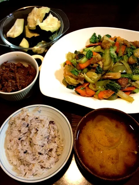 白身魚と青梗菜と青トマトの炒め物  水ナス  今半のすき焼き  じゃがたま味噌汁|やなさんさん