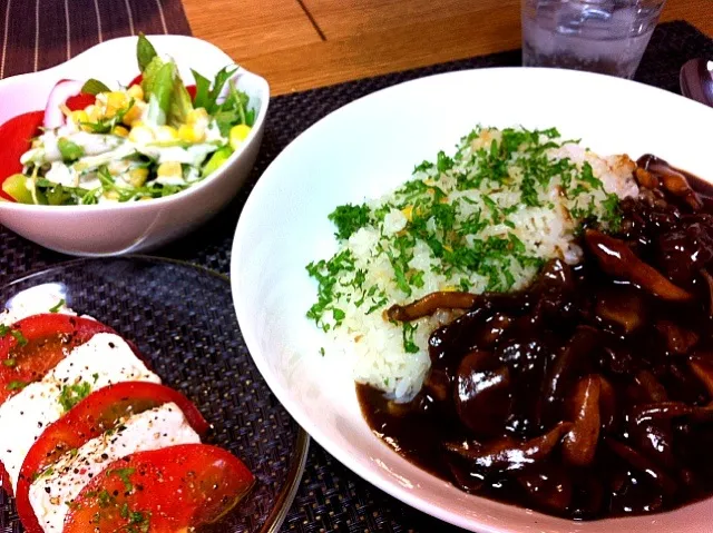 晩ご飯〜ハッシュドビーフ、塩麹豆腐のカプレーゼ、サラダ|suzuchan🐶さん