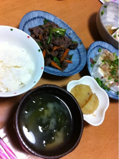 いつかのご飯。＊プルコギ風  ＊じゃがいも煮 ＊冷や奴  ＊ご飯  ＊味噌汁|ミリィままちゃんさん