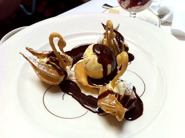 swan profiteroles - not literally|michael nassarさん