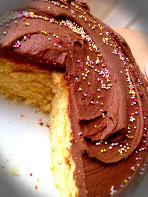 basic vanilla cake with choc frosting|shafiyaさん