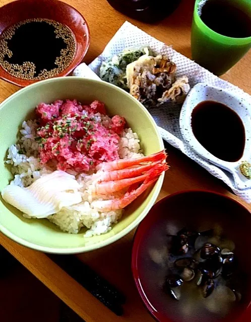 Snapdishの料理写真:海鮮丼、キノコとシソ天ぷら、シジミ汁|街さん