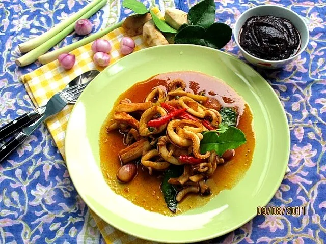 StirFried Tom-yum SQuid(ผัดต้มยําปลาหมึก)|Love Eatさん