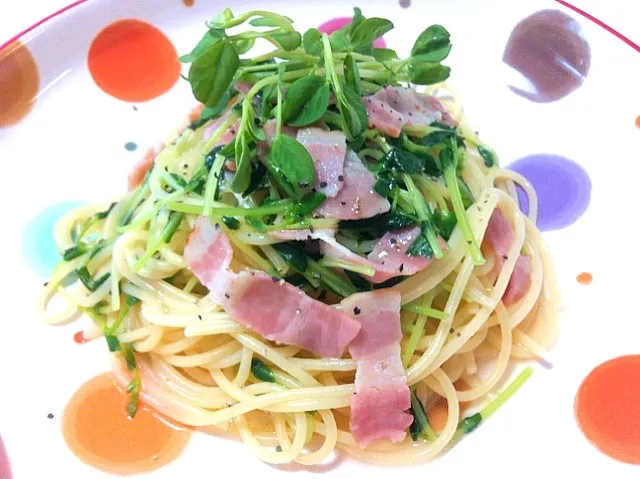 ベーコンと豆苗のコンソメパスタ|ちぃたさん