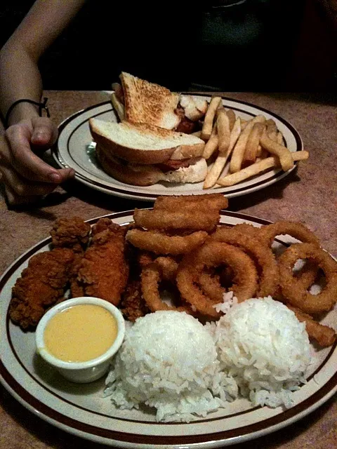 turkey sandwich with fries and chicken strips with rice and onion rings|SPGさん