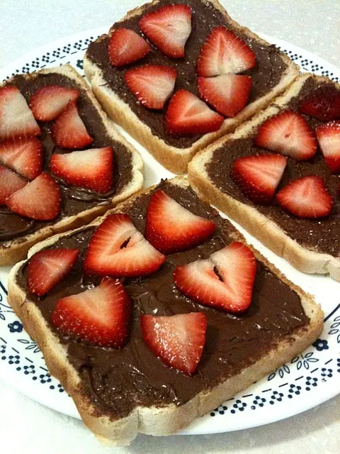 nutella and strawberries on white bread|SPGさん