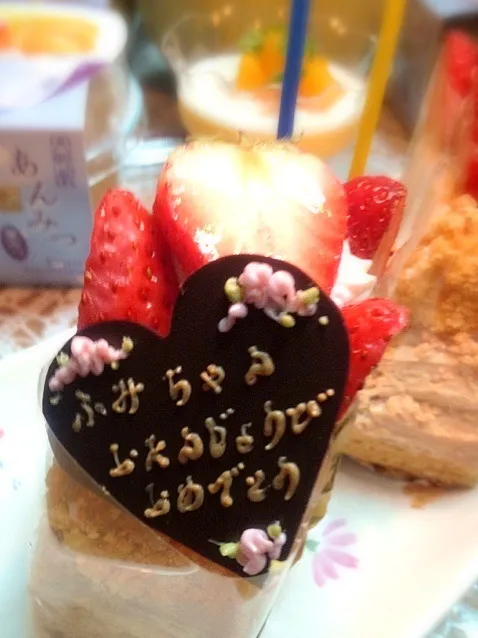 Snapdishの料理写真:昨日食べたケーキ。今日は母、ふみちゃんの誕生日でした（＾∇＾）|しーさん