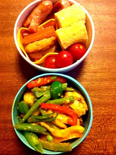 Snapdishの料理写真:7/20娘弁当　鶏肉団子と野菜のカレー塩麹炒め　卵焼き　タコウインナー　ミニトマ  ト　きんぴら　＊ウインナーをタコにしなかったのと、かぼちゃサラダが入っていな  いので娘のテンション↑。そんなにかぼちゃが嫌いなのか。。。＊|yukiyamasakiさん