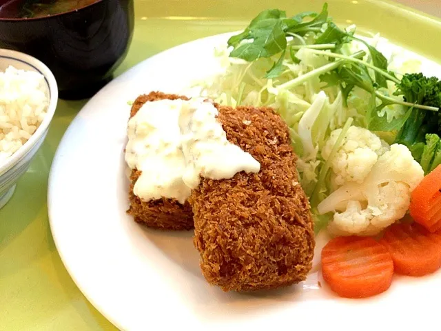 今日の社食は海老カツのヘルシータルタルソース。520円。|ルーア・ブランカさん