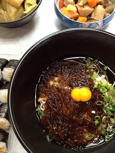 もずく蕎麦、納豆巻き、煮物|かまさん