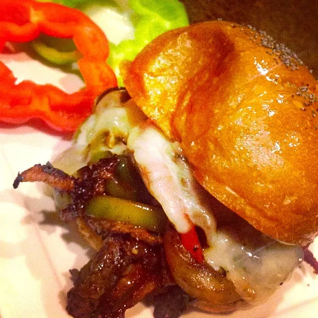 Shredded Ribeye and Bacon Burger with Provolone Cheese and Peppers|Taste-New Americanさん