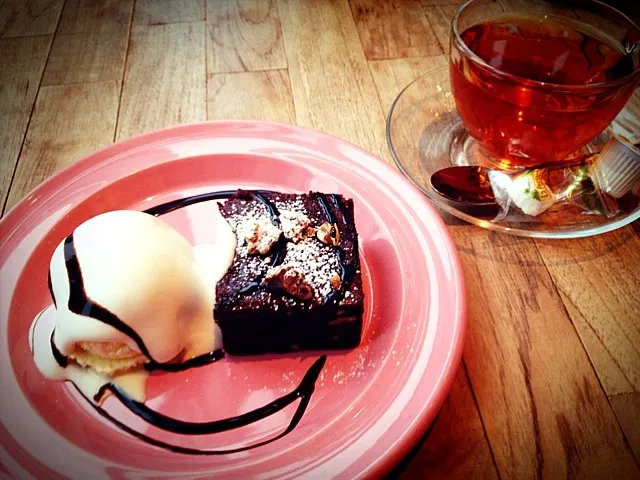 デザートはチョコブラウニーバニラアイス添え♡ハンズカフェ|gumicoさん