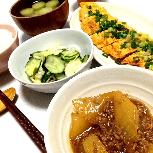 大根のひき肉あんかけ・きゅうりとキャベツとワカメの酢の物・キムチとチーズの卵焼き・きゅうりとピーマンの味噌汁|kie3さん