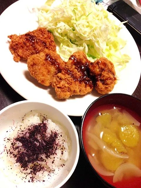 Snapdishの料理写真:ヒレカツ、塩もみキャベツ、サツマイモと新玉ねぎの味噌汁、ゆかりご飯|IGGYさん