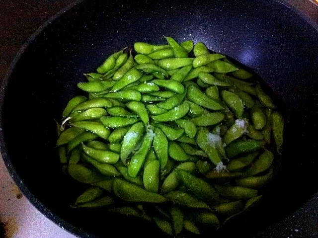 ビールのお供に枝豆茹で中。枝豆なんて冷凍物でいいやと思ってたけど、先日枝豆を貰ったので茹でてみたらマジうまひ。|kanakogiさん