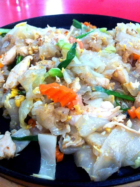 ก๋วยเตี๋ยวคั่วไก่    Stir-fried fresh rice-flour noodles with chicken and egg|Khunyaさん