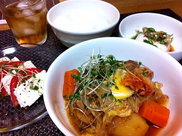 晩ご飯〜キムチ＆チーズ肉じゃが、塩麹豆腐カプレーゼ、オクラの胡麻和え冷奴|suzuchan🐶さん