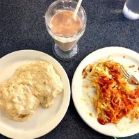 Hashbrowns, biscuits and gravy, milkshake|dawn mooreさん