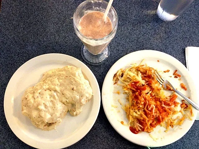 Hashbrowns, biscuits and gravy, milkshake|dawn mooreさん