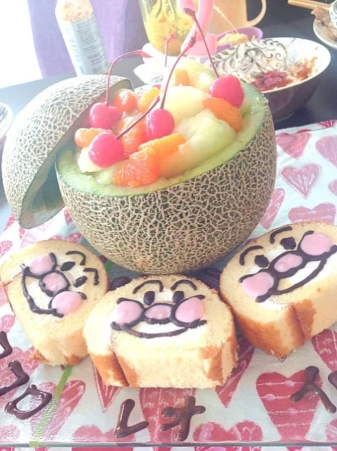 Snapdishの料理写真:フルーツボールとロールケーキ|donnaさん