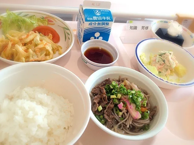 病院食7食目。蕎麦の上に、お肉キター！久しぶりー、元気してたー！？|あきらさん