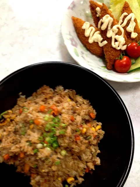 Snapdishの料理写真:冷蔵庫のご飯で炒飯、白身魚のフライ🐟|かまさん