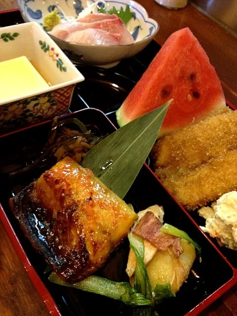 土曜日のランチタイムもおまかせ定食 500円 揚げたてキスフライ美味い♪|ダンディ☆和田さん