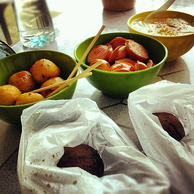 cold soya beancurd, tea lead egg, giant sausage n curry fish balls.|genさん