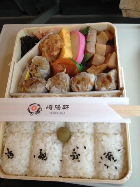 Snapdishの料理写真:シュウマイ弁当 新幹線の中|おっちさん