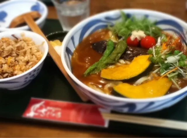 Snapdishの料理写真:夏野菜カレーうどん＆かやくごぁん|ヴェローナのパン屋さんさん