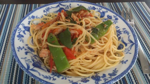 Snapdishの料理写真:今日はトマトとインゲンとツナのパスタを作りました。スープ多目がいい感じで上のバジルが爽やかです。|SATOSHI OOCHIさん