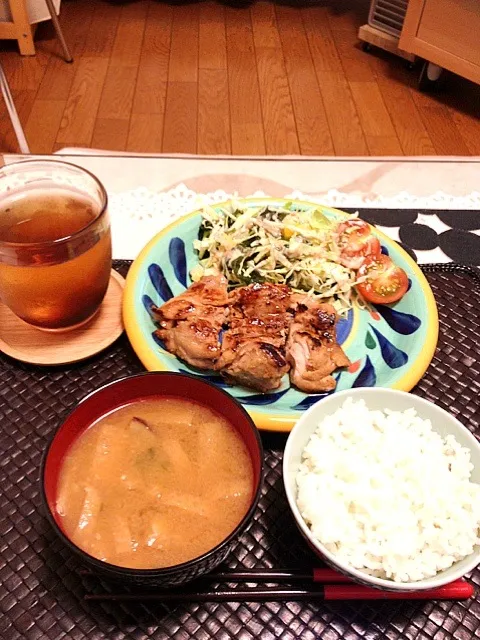 鶏の山賊焼き、さつまいものお味噌汁、サラダ、白米|ひかりさん