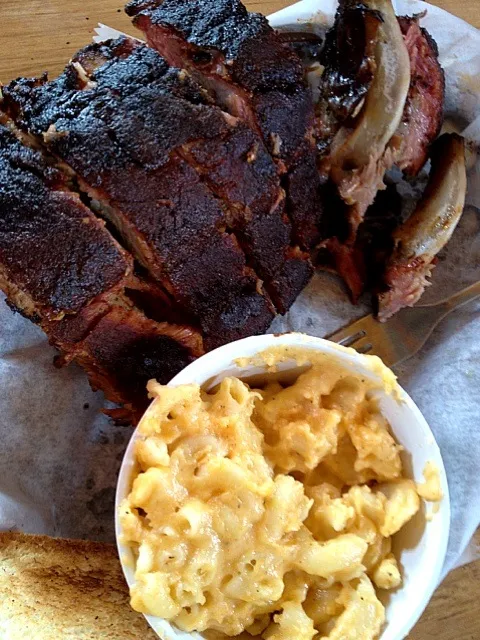 Snapdishの料理写真:Ribs & Mac n Cheese|David Armondさん