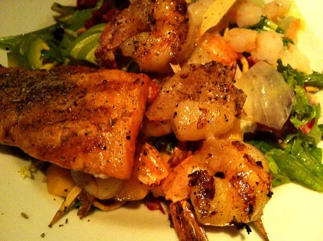 Grilled Seafood Salad@Milestone Grill&Bar in Victoria B.C.|mamakumiさん