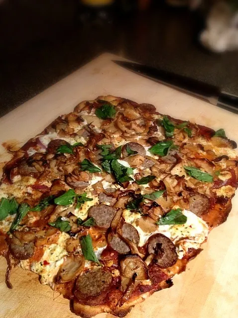 Pizza with Caw Caw Creek Italian sausage, red onion, sautéed pink oyster mushrooms with white wine and garlic, herbed goat cheese, and lemon basil.|michael anzelmoさん