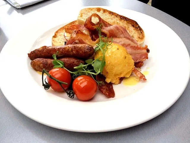 Mixed Grill w-Bacon, Vine Tomatoes, Merguez Sausages, Field Mushrooms, Italian Fried Egg & Toast|Amanda Gardnerさん