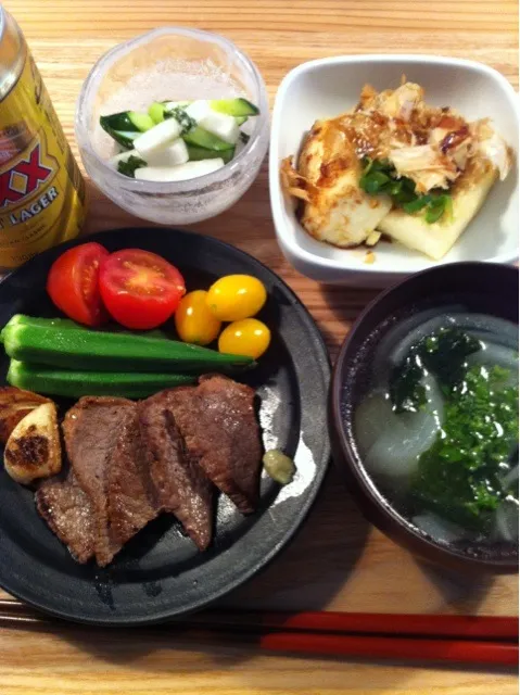 Snapdishの料理写真:牛モモ肉焼いたん  オクラ  ミニトマト  豆腐ステーキ  山芋とキュウリの塩麹和え  ワカメと玉ねぎのスープ|かわまきまきさん