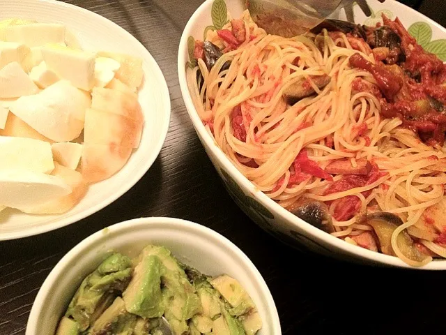 今日の茄子＆ベーコンのトマトパスタは長男作。前回より上達してました(^-^) 後片付けがしょぼいので次回は期待！ 他には桃のカプレーゼとアボカドサラダ。|松浦有里さん