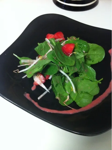 Strawberry, jicima & spinach salad with strawberry vinegarette|Christine pavelkaさん