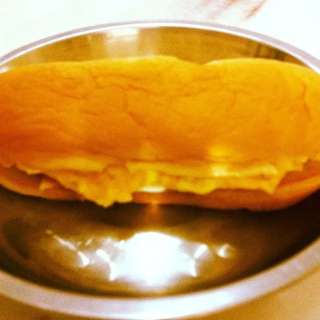 hotdog bun filled with cheese & egg|laumeikuanさん