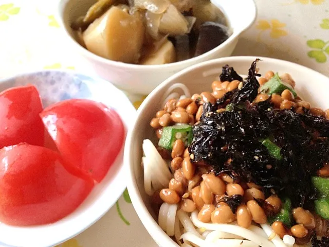 Snapdishの料理写真:オクラ納豆ぶっ掛け素麺   じゃがいもと茄子と玉ねぎとインゲンの煮物  トマト|mari miyabeさん