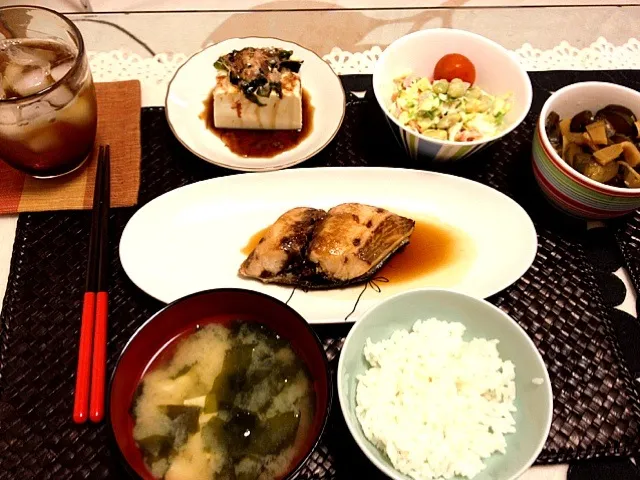 Snapdishの料理写真:ブリの照り焼き、キャベツと豆のサラダ、冷奴、ワカメと豆腐の味噌汁、きゅうりの漬物、白米|ひかりさん