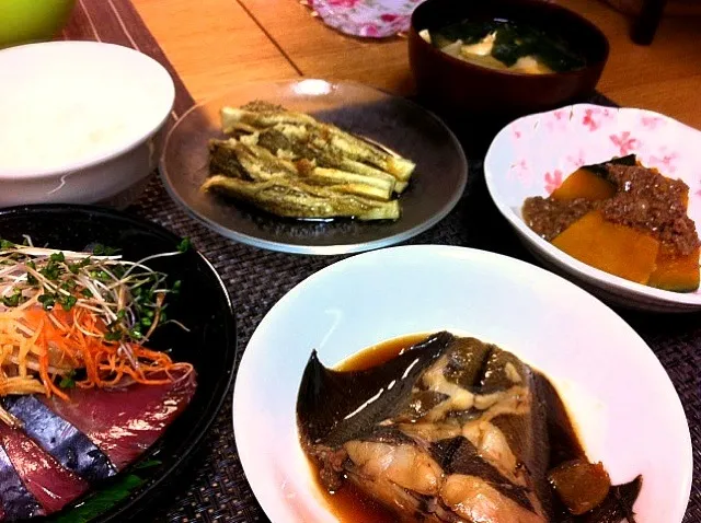 晩ご飯〜赤鰈の煮付け、生カツオのお造り、かぼちゃの牛そぼろあん、焼きなす、豆腐とわかめの味噌汁|suzuchan🐶さん